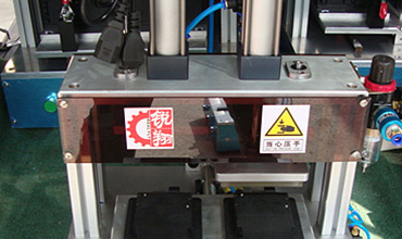 氣動(dòng)壓合機